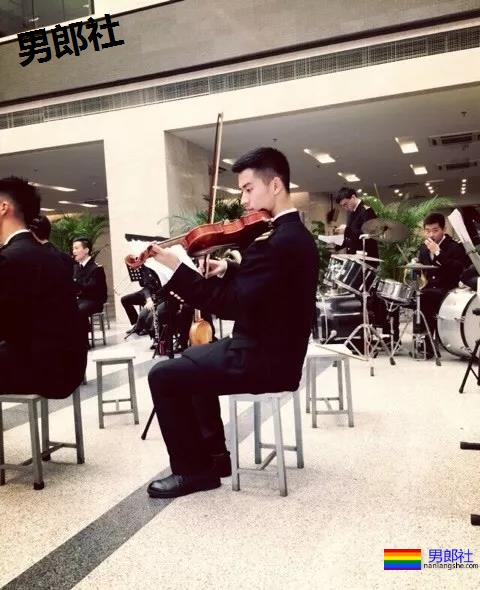 97年的寸头飞行员，脱掉制服胸毛Man爆了！ - 51虹马