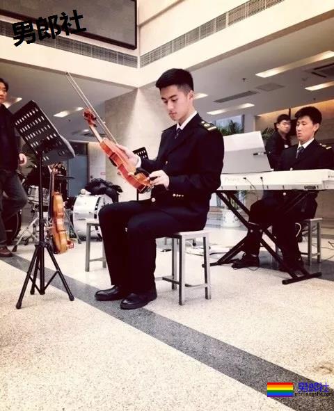 97年的寸头飞行员，脱掉制服胸毛Man爆了！ - 51虹马