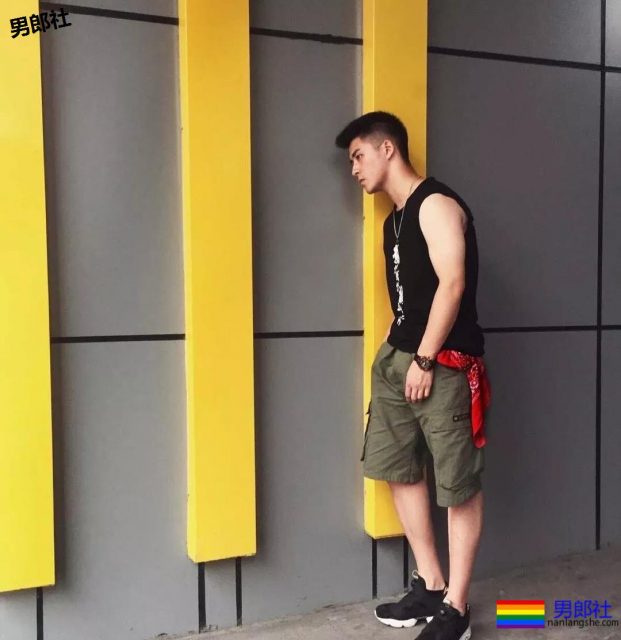 97年的寸头飞行员，脱掉制服胸毛Man爆了！ - 51虹马