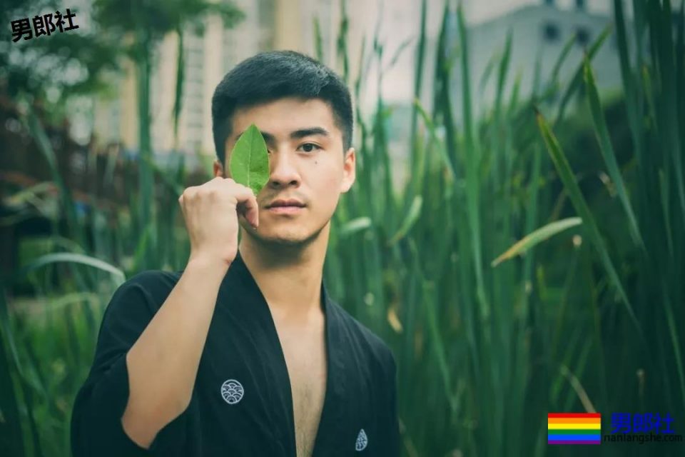 97年的寸头飞行员，脱掉制服胸毛Man爆了！ - 51虹马