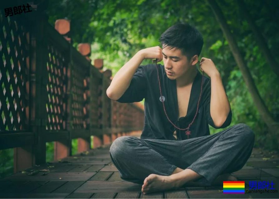 97年的寸头飞行员，脱掉制服胸毛Man爆了！ - 51虹马