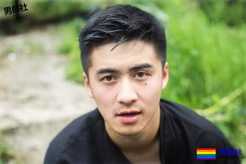 97年的寸头飞行员，脱掉制服胸毛Man爆了！ - 51虹马