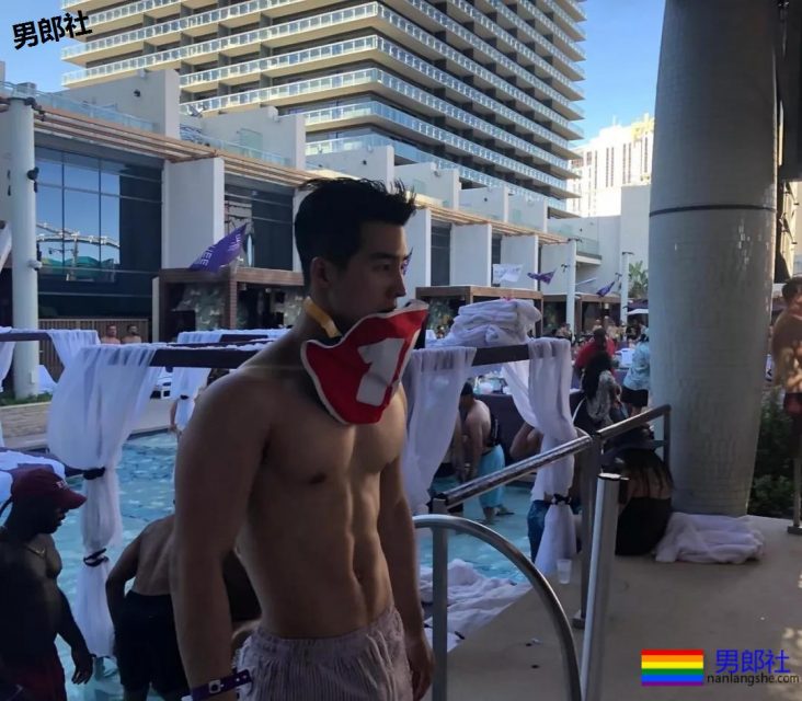 大鼻子韩国名媛只穿平角裤搂樊野入怀？ - 51虹马