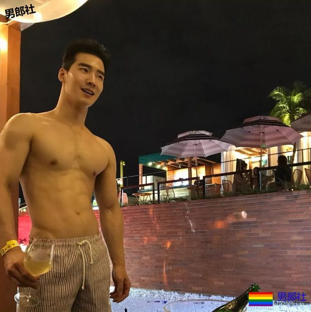 大鼻子韩国名媛只穿平角裤搂樊野入怀？ - 51虹马