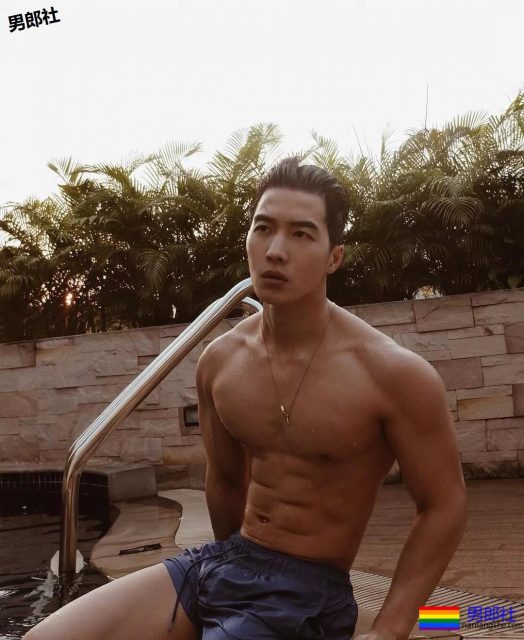 大鼻子韩国名媛只穿平角裤搂樊野入怀？ - 51虹马