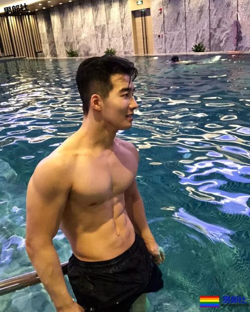 大鼻子韩国名媛只穿平角裤搂樊野入怀？ - 51虹马