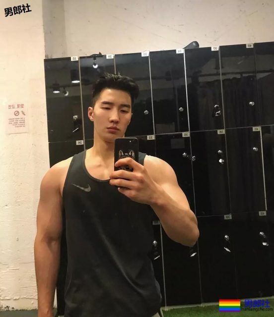 大鼻子韩国名媛只穿平角裤搂樊野入怀？ - 51虹马