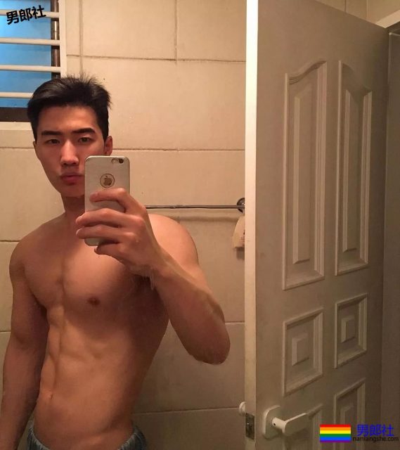 大鼻子韩国名媛只穿平角裤搂樊野入怀？ - 51虹马