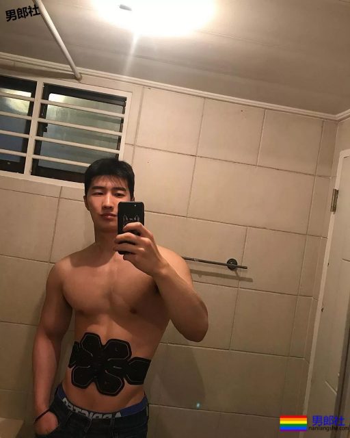 大鼻子韩国名媛只穿平角裤搂樊野入怀？ - 51虹马