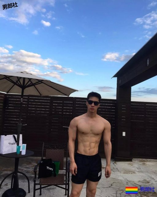 大鼻子韩国名媛只穿平角裤搂樊野入怀？ - 51虹马