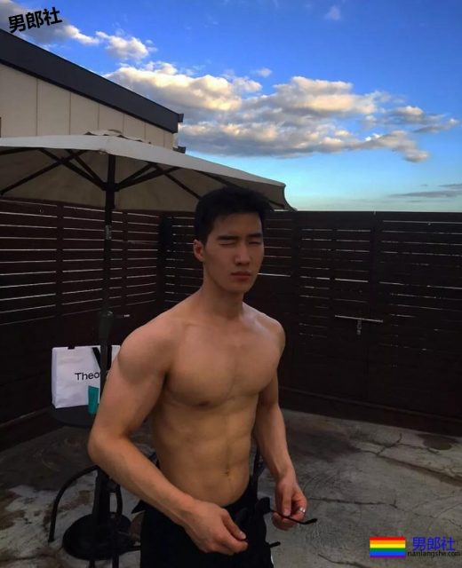 大鼻子韩国名媛只穿平角裤搂樊野入怀？ - 51虹马