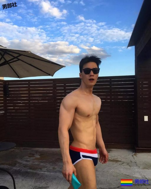 大鼻子韩国名媛只穿平角裤搂樊野入怀？ - 51虹马