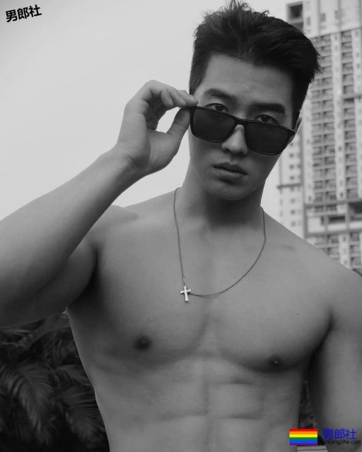 大鼻子韩国名媛只穿平角裤搂樊野入怀？ - 51虹马