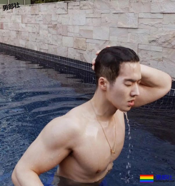 大鼻子韩国名媛只穿平角裤搂樊野入怀？ - 51虹马