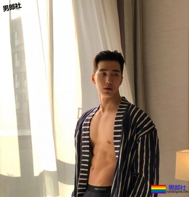 大鼻子韩国名媛只穿平角裤搂樊野入怀？ - 51虹马