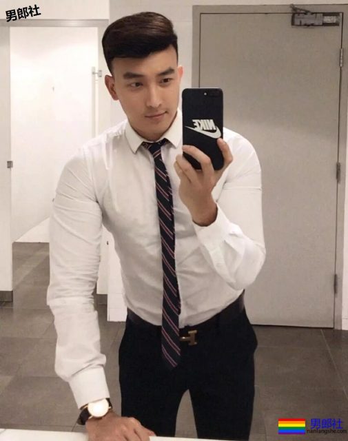 筋肉小狼狗空少竟玩捆绑KOSPLAY？好诗好SHI。节操呢？！ - 51虹马