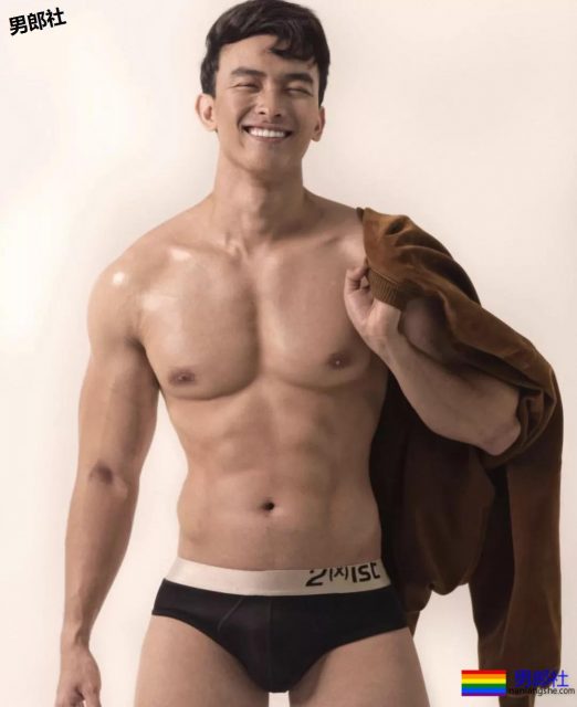 筋肉小狼狗空少竟玩捆绑KOSPLAY？好诗好SHI。节操呢？！ - 51虹马