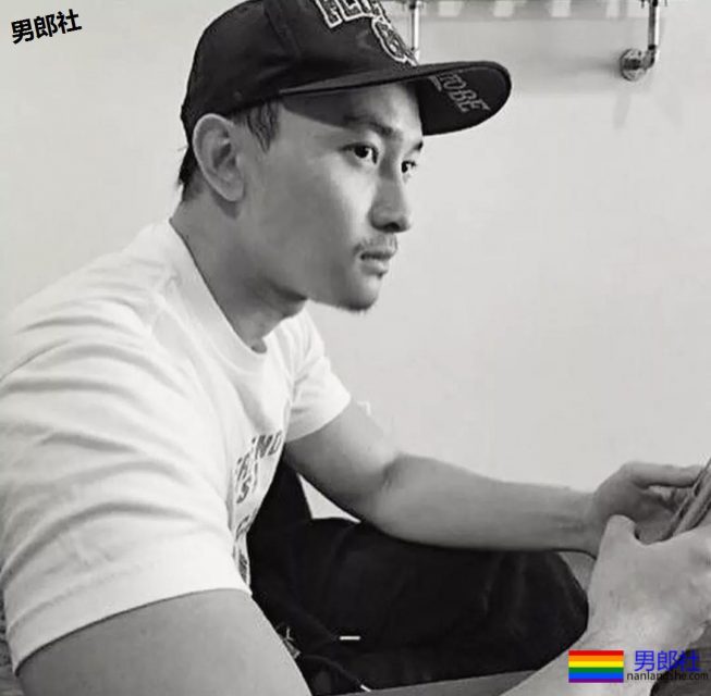 筋肉小狼狗空少竟玩捆绑KOSPLAY？好诗好SHI。节操呢？！ - 51虹马