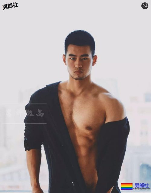 寸头胡碴大胸肌筋肉小哥，胸毝旺盛也太撩人了吧-51虹马