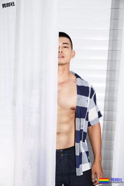 寸头胡碴大胸肌筋肉小哥,胸毝旺盛也太撩人了吧 - 51虹马 寸头胡碴大胸肌筋肉小哥,胸毝旺盛也太撩人了吧 - 51虹马