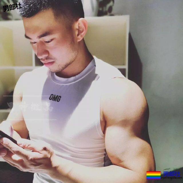 寸头胡碴大胸肌筋肉小哥,胸毝旺盛也太撩人了吧 - 51虹马 寸头胡碴大胸肌筋肉小哥,胸毝旺盛也太撩人了吧 - 51虹马