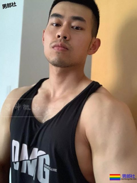 寸头胡碴大胸肌筋肉小哥,胸毝旺盛也太撩人了吧 - 51虹马 寸头胡碴大胸肌筋肉小哥,胸毝旺盛也太撩人了吧 - 51虹马