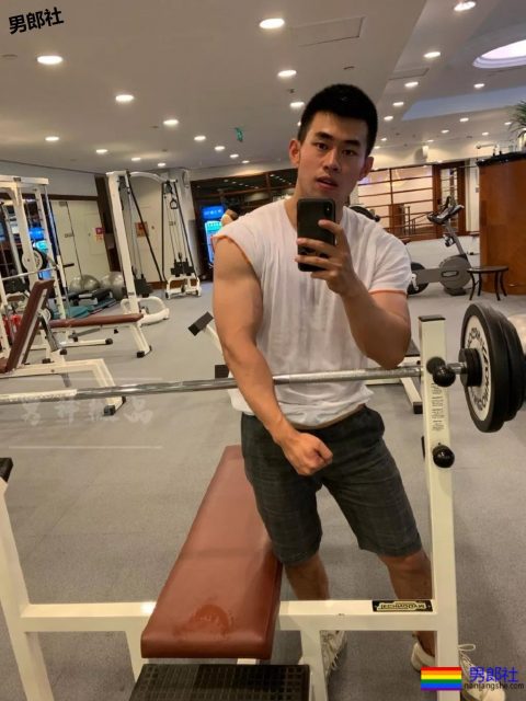 寸头胡碴大胸肌筋肉小哥,胸毝旺盛也太撩人了吧 - 51虹马 寸头胡碴大胸肌筋肉小哥,胸毝旺盛也太撩人了吧 - 51虹马