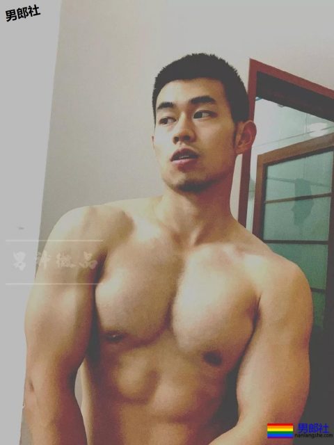 寸头胡碴大胸肌筋肉小哥,胸毝旺盛也太撩人了吧 - 51虹马 寸头胡碴大胸肌筋肉小哥,胸毝旺盛也太撩人了吧 - 51虹马