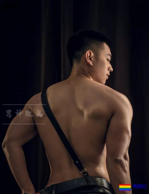 寸头胡碴大胸肌筋肉小哥,胸毝旺盛也太撩人了吧 - 51虹马 寸头胡碴大胸肌筋肉小哥,胸毝旺盛也太撩人了吧 - 51虹马