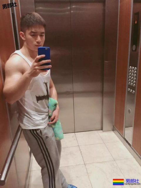 奶肌腱子肉拳击小哥写真释出！健气大胸腹肌一览无遗，A爆他！ - 51虹马