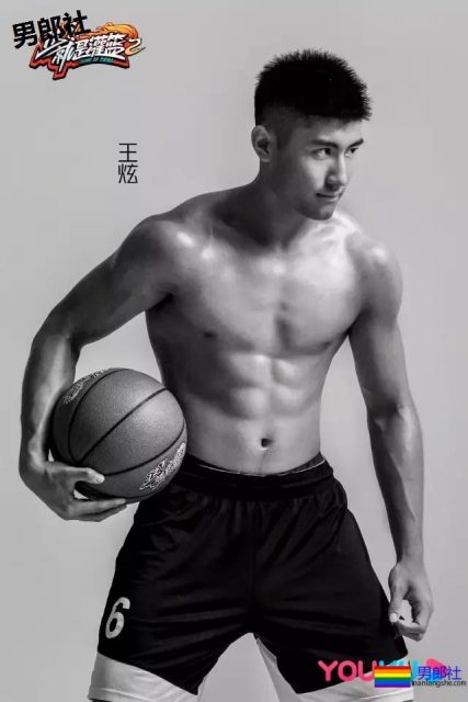 一群篮球爷们脱球衣拼实力！竟然还有三位校草帅哥！ - 51虹马
