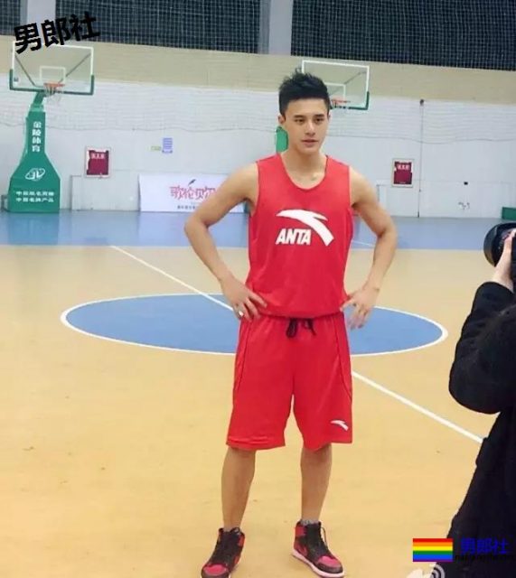 一群篮球爷们脱球衣拼实力！竟然还有三位校草帅哥！ - 51虹马