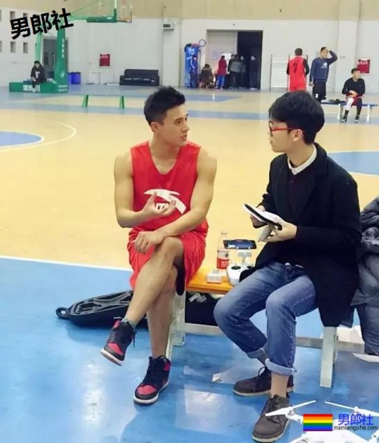 一群篮球爷们脱球衣拼实力！竟然还有三位校草帅哥！ - 51虹马