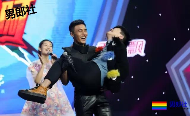 一群篮球爷们脱球衣拼实力！竟然还有三位校草帅哥！ - 51虹马