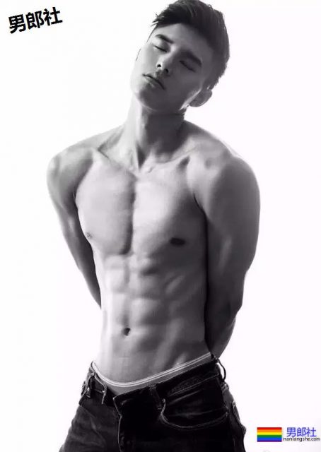 一群篮球爷们脱球衣拼实力！竟然还有三位校草帅哥！ - 51虹马