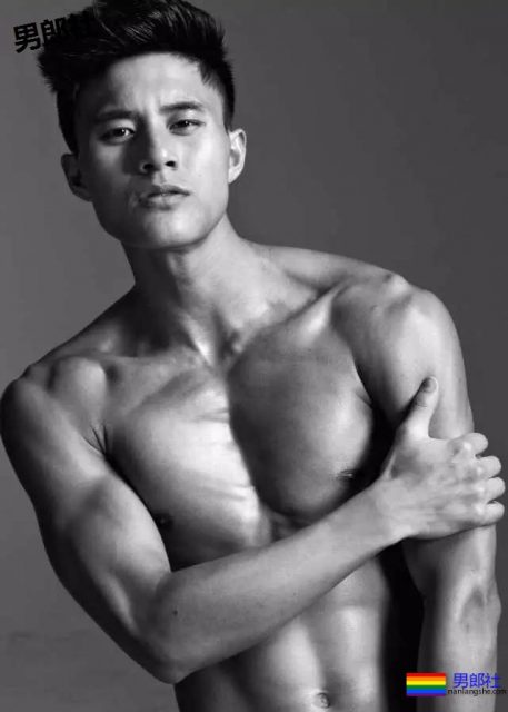 一群篮球爷们脱球衣拼实力！竟然还有三位校草帅哥！ - 51虹马