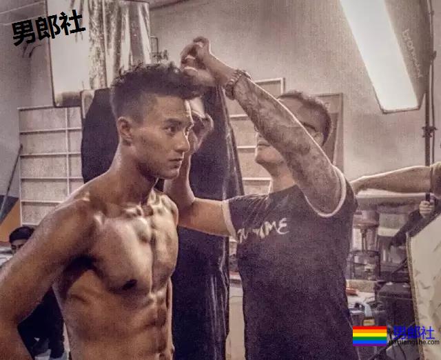 一群篮球爷们脱球衣拼实力！竟然还有三位校草帅哥！ - 51虹马