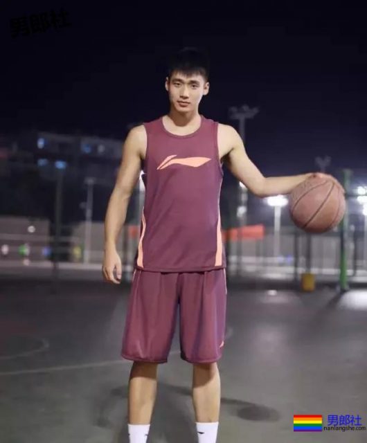 一群篮球爷们脱球衣拼实力！竟然还有三位校草帅哥！ - 51虹马