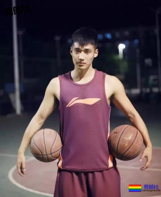 一群篮球爷们脱球衣拼实力！竟然还有三位校草帅哥！ - 51虹马