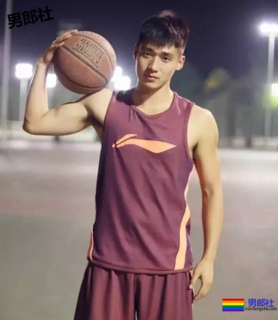 一群篮球爷们脱球衣拼实力！竟然还有三位校草帅哥！ - 51虹马