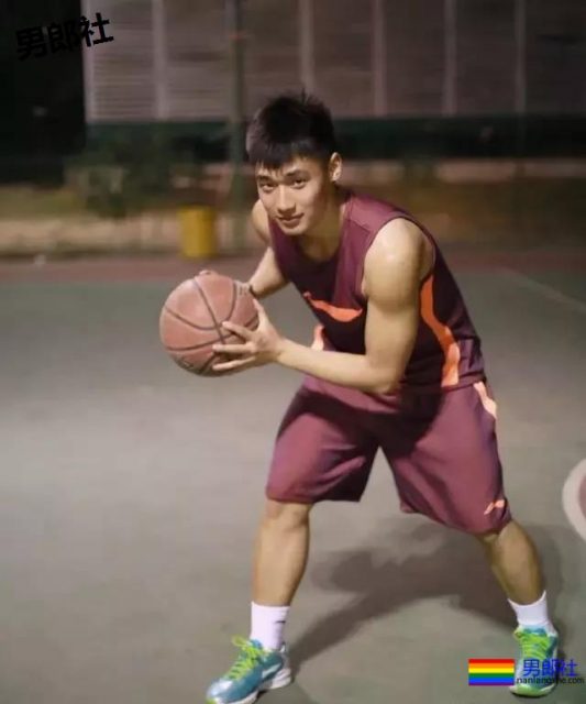 一群篮球爷们脱球衣拼实力！竟然还有三位校草帅哥！ - 51虹马
