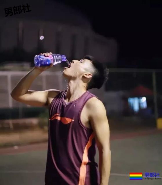 一群篮球爷们脱球衣拼实力！竟然还有三位校草帅哥！ - 51虹马