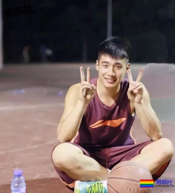 一群篮球爷们脱球衣拼实力！竟然还有三位校草帅哥！ - 51虹马