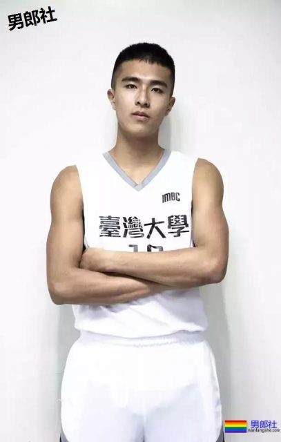 一群篮球爷们脱球衣拼实力！竟然还有三位校草帅哥！ - 51虹马