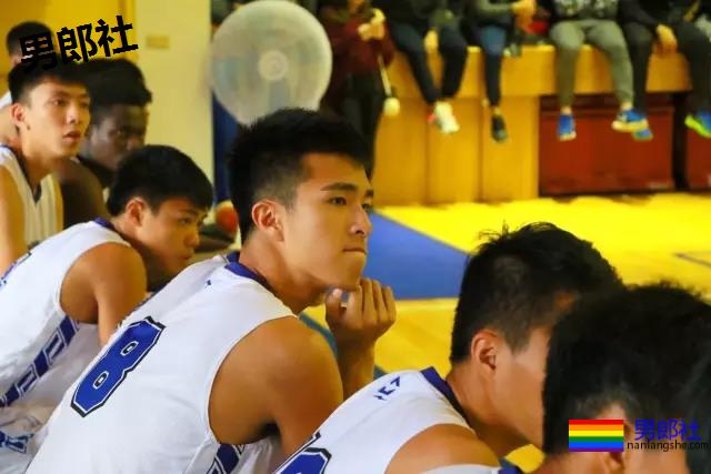 一群篮球爷们脱球衣拼实力！竟然还有三位校草帅哥！ - 51虹马