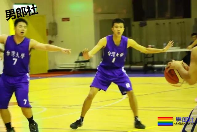 一群篮球爷们脱球衣拼实力！竟然还有三位校草帅哥！ - 51虹马