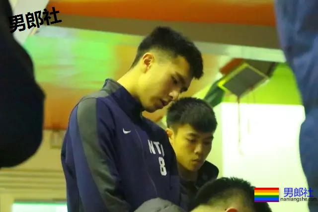 一群篮球爷们脱球衣拼实力！竟然还有三位校草帅哥！ - 51虹马