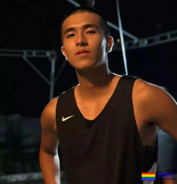 一群篮球爷们脱球衣拼实力！竟然还有三位校草帅哥！ - 51虹马