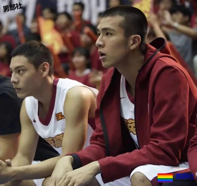 一群篮球爷们脱球衣拼实力！竟然还有三位校草帅哥！ - 51虹马