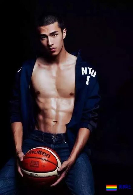 一群篮球爷们脱球衣拼实力！竟然还有三位校草帅哥！ - 51虹马